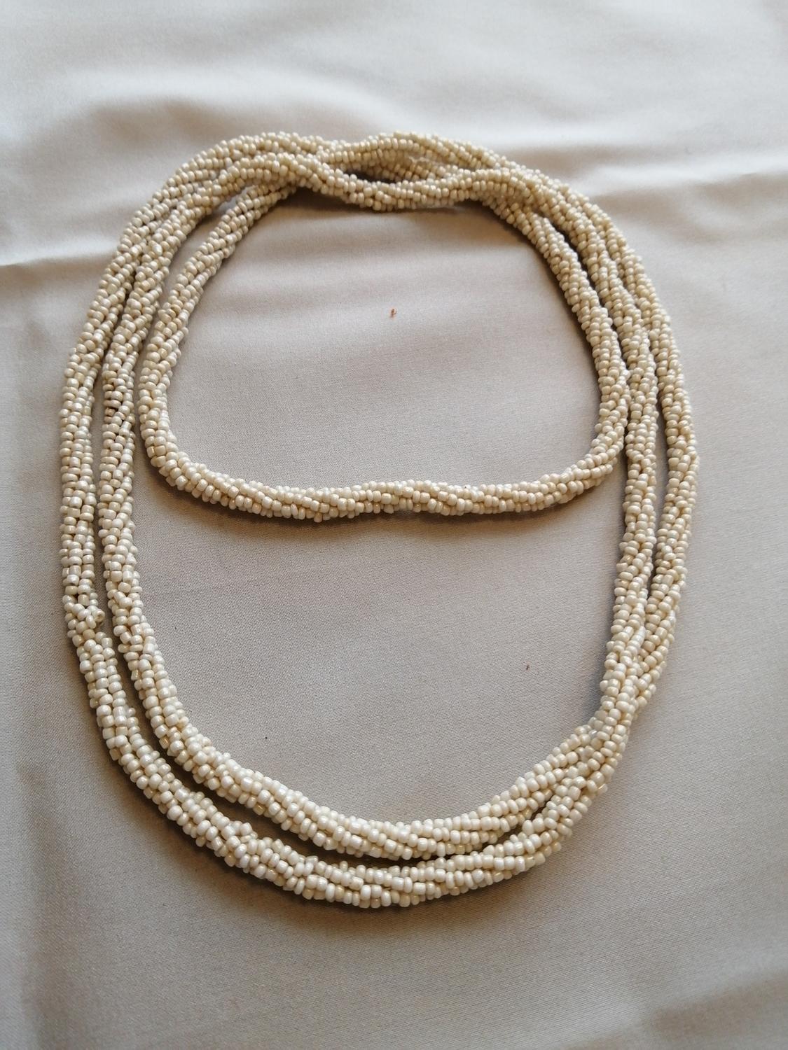 Vintage bijouteri halsband långt små små gul-vita pärlor tvinnade