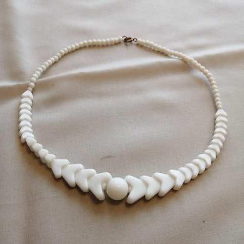 Vintage bijouteri halsband vita pärlor graderade vissa hjärtformade