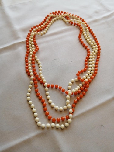 Vintage bijouteri halsband 2 st långa små plastpärlor orange och gulvitt
