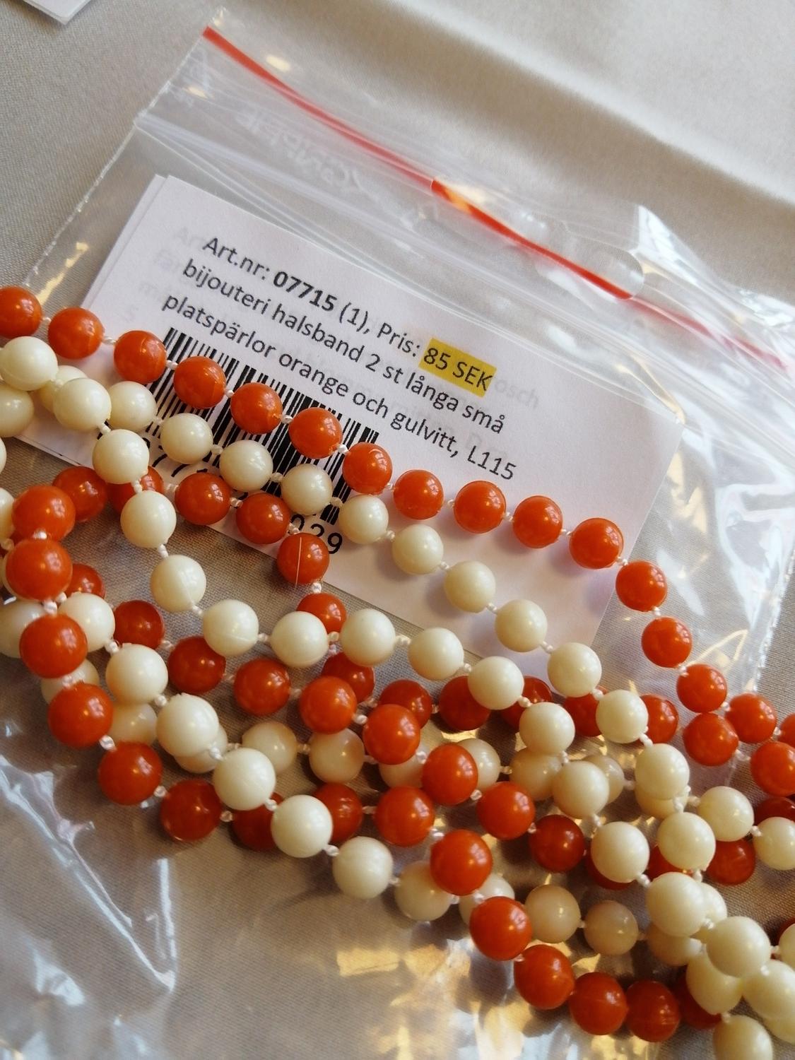 Vintage bijouteri halsband 2 st långa små plastpärlor orange och gulvitt