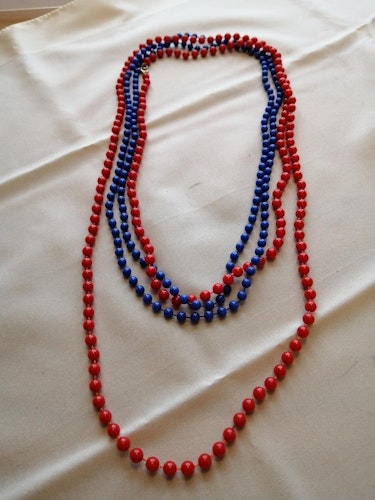Vintage bijouteri halsband 2 st långa små platspärlor röd och blå