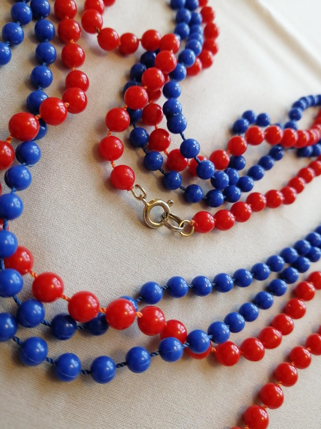 Vintage bijouteri halsband 2 st långa små platspärlor röd och blå