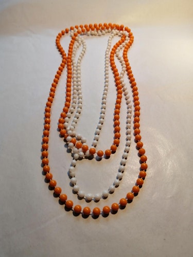 Vintage bijouteri smycke halsband 2 st orange vitt långa små plastpärlor
