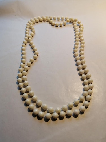 Vintage bijouteri smycke halsband plast vita pärlemorskimrande pärlor