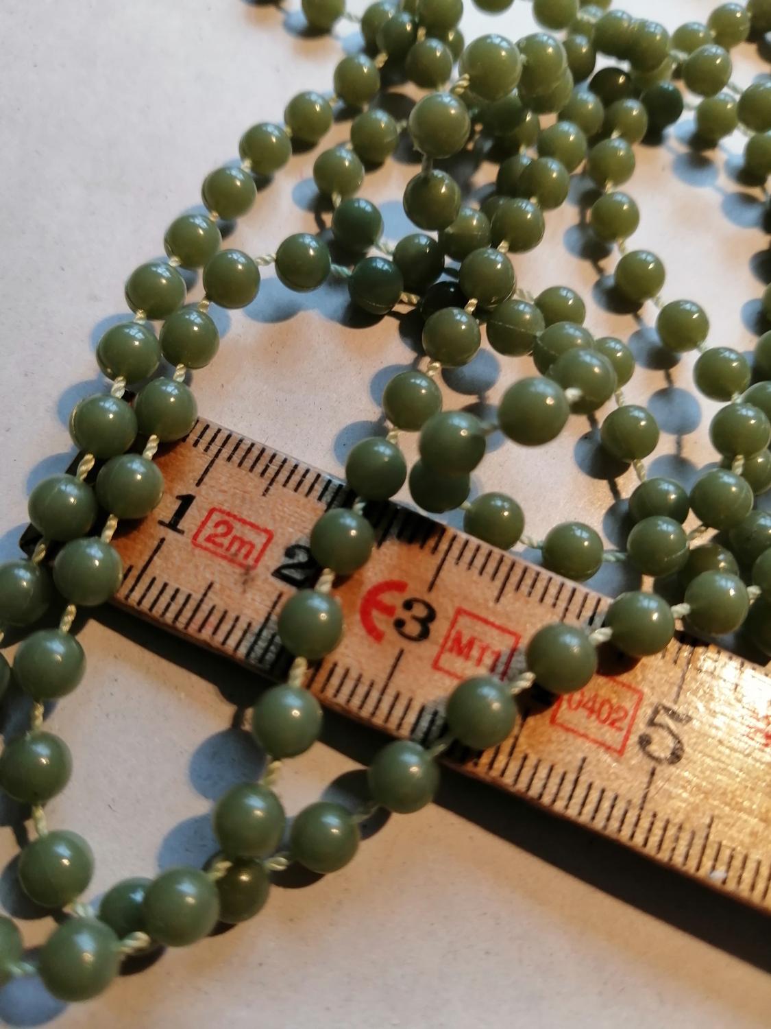 Vintage bijouteri smycke halsband långt små plastpärlor olivgrönt