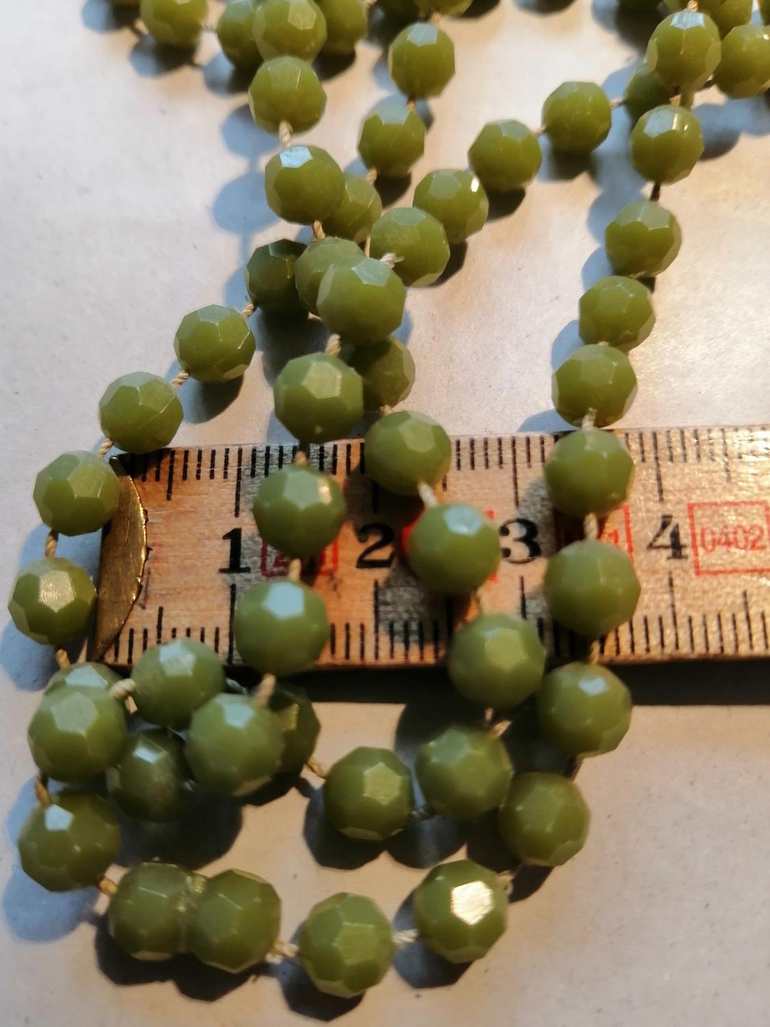 Vintage bijouteri smycke halsband långt små kantiga plastpärlor olivgrönt