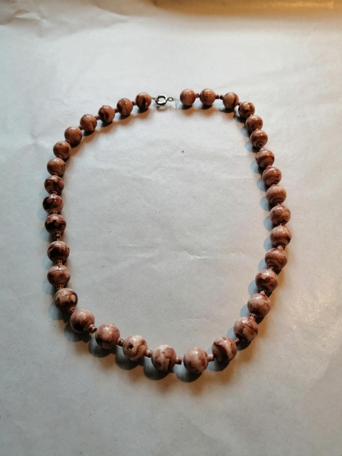 Vintage bijouteri halsband kort beige-rosa-bruna runda pärlor