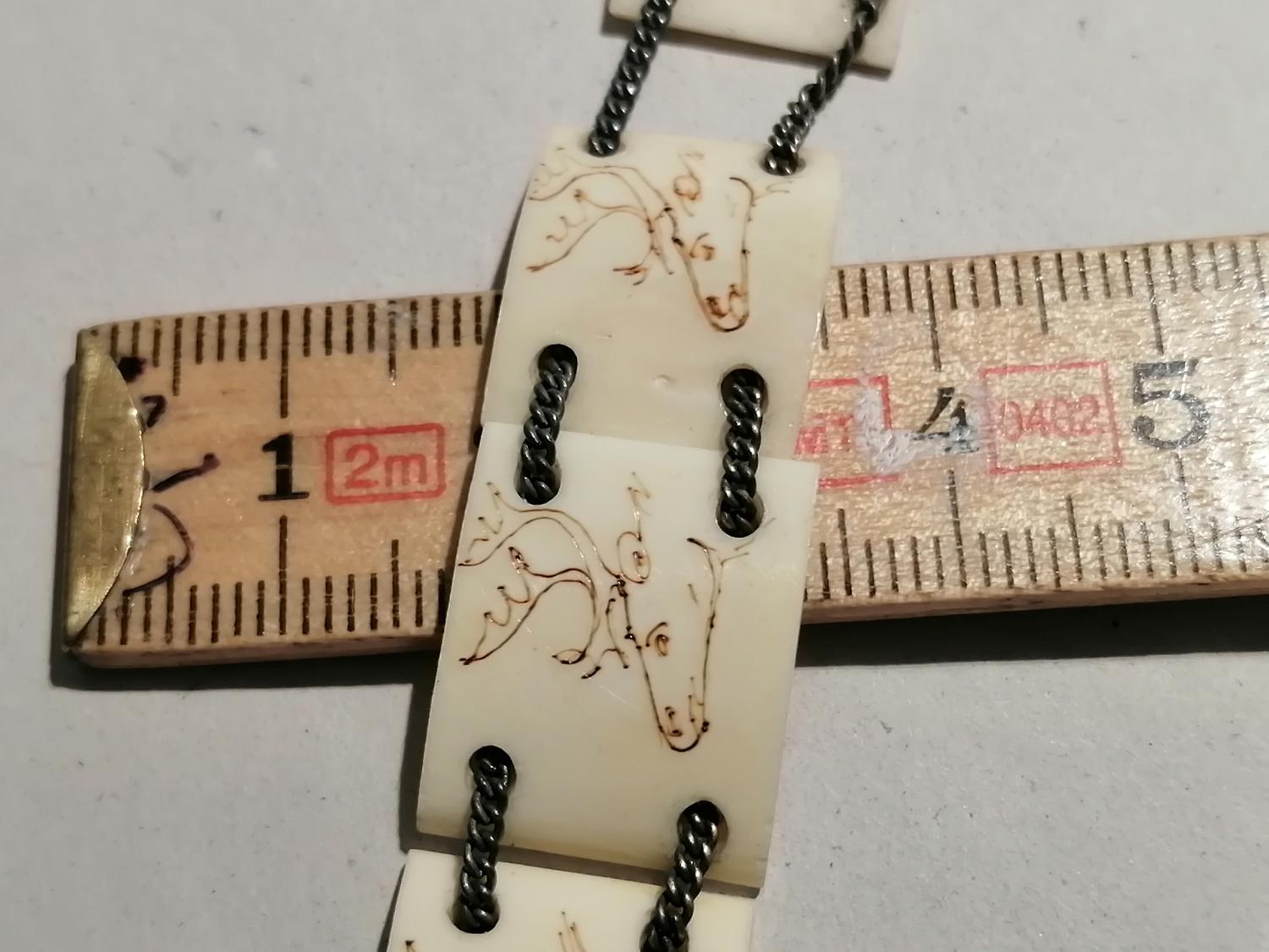 Vintage bijouteri smycke armband vit-aktiga plattor med ren-motiv länkade samman