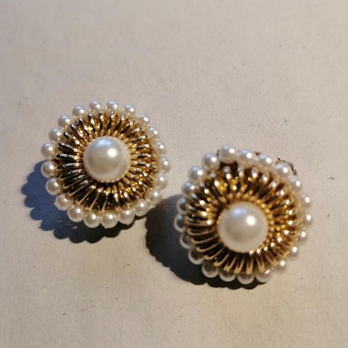 Vintage bijouterier örhängen clips runda pärla mitten och ytterst guldf mellan