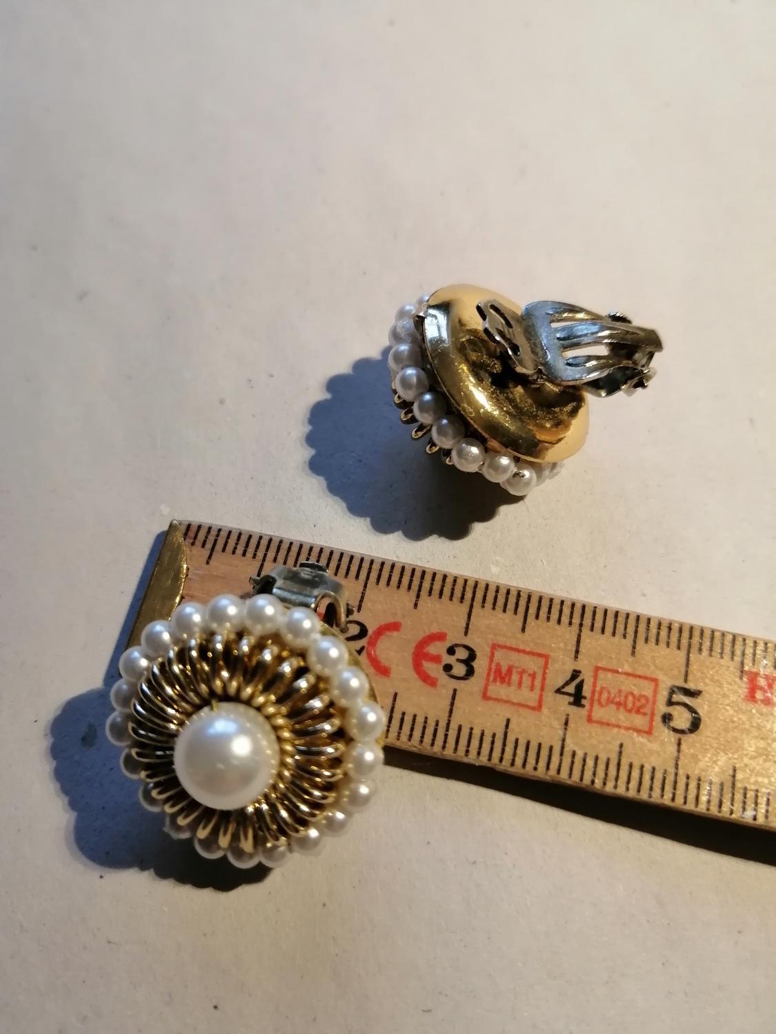 Vintage bijouterier örhängen clips runda pärla mitten och ytterst guldf mellan