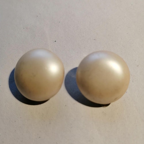 Vintage bijouterier örhängen clips runda vita matt pärlemor