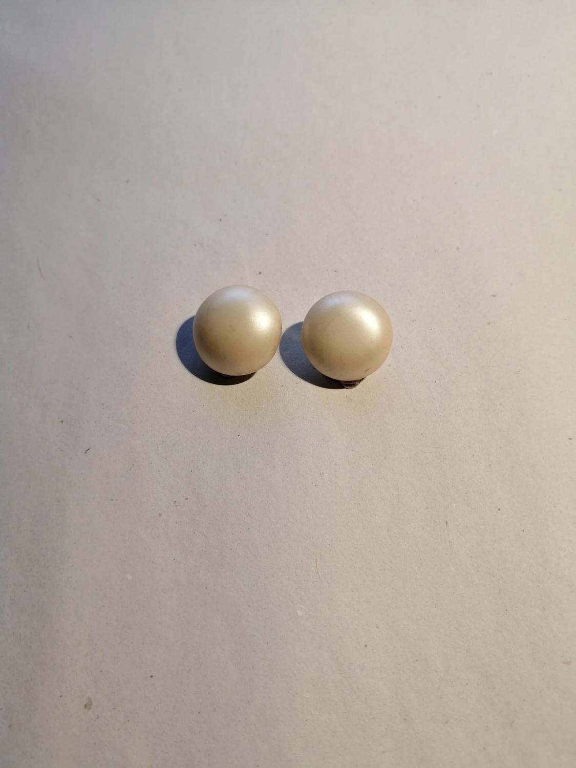 Vintage bijouterier örhängen clips runda vita matt pärlemor