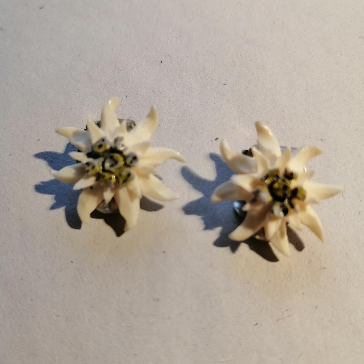 Vintage bijouterier örhängen clips små vita blommor grönt i mitten