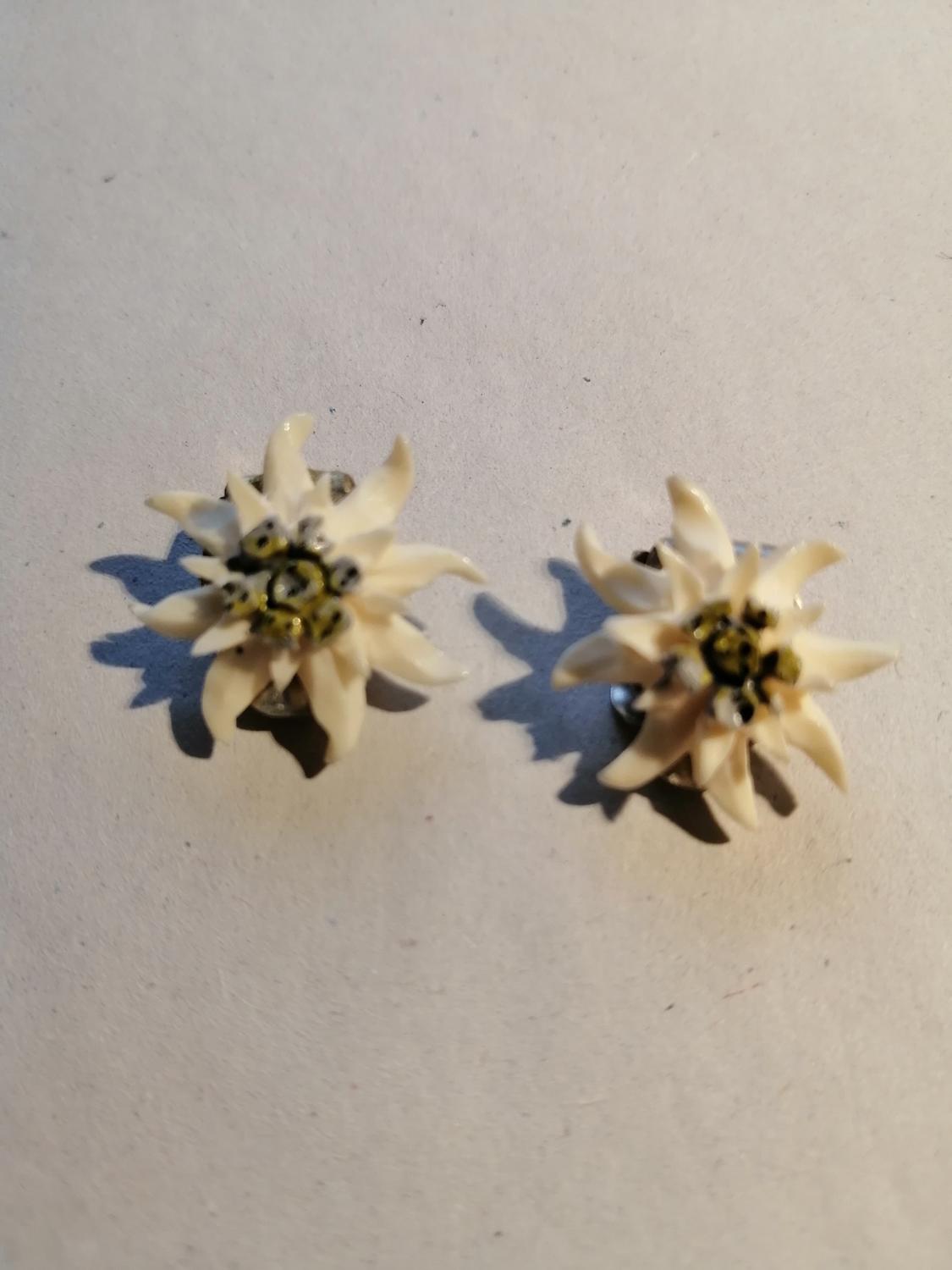 Vintage bijouterier örhängen clips små vita blommor grönt i mitten