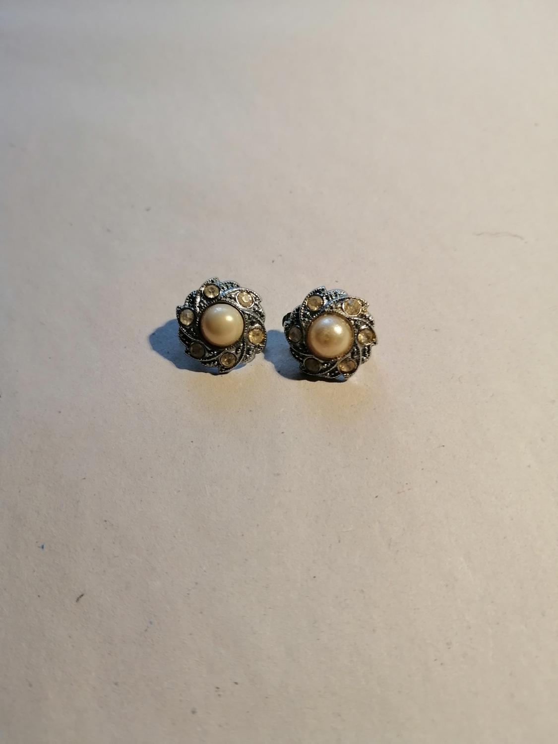 Vintage bijouterier örhängen clips blomformade pärla mitten strass runt silverf
