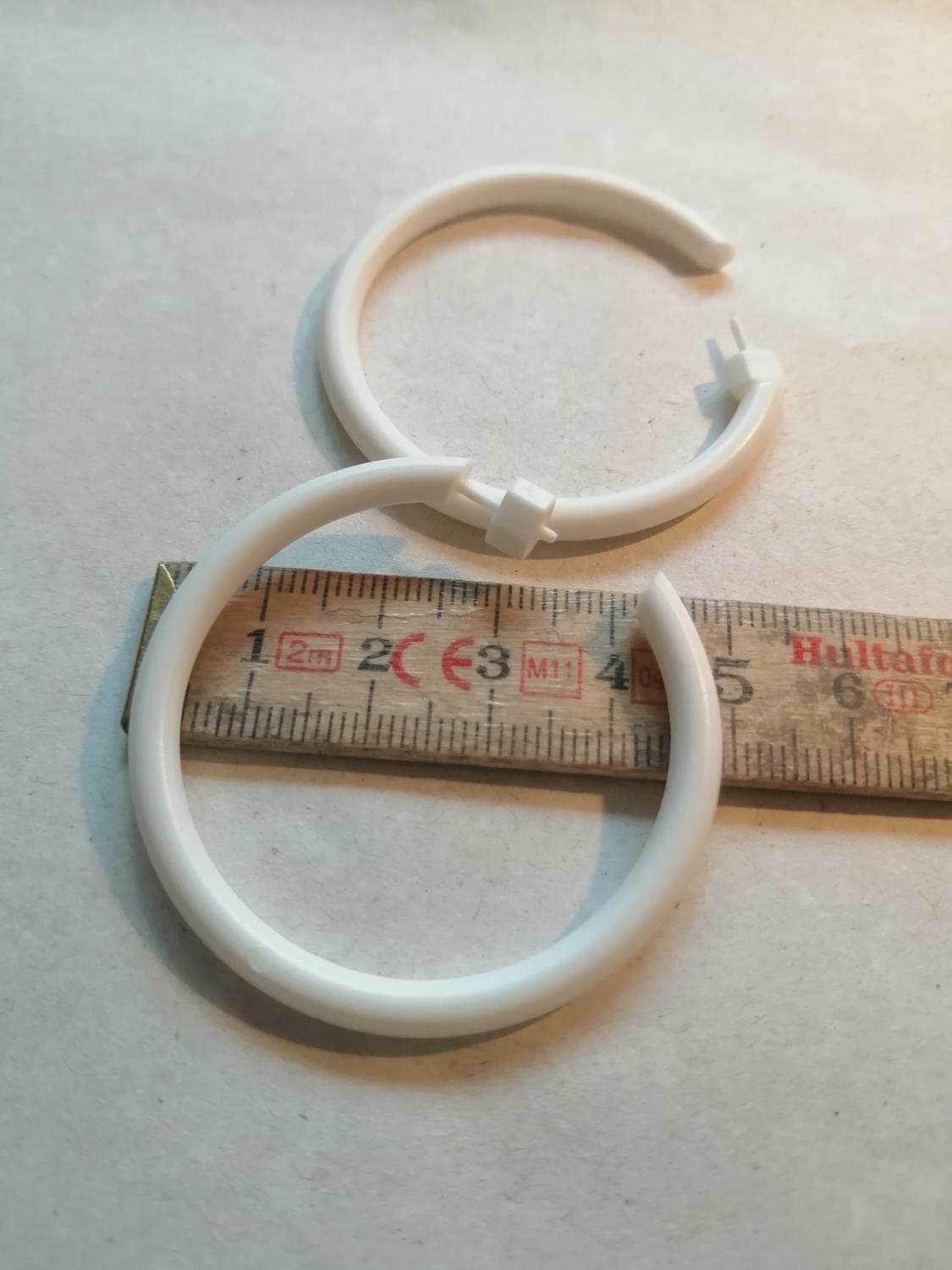 Vintage 80-tal creoler runda ringar för hål vita medelstora plast