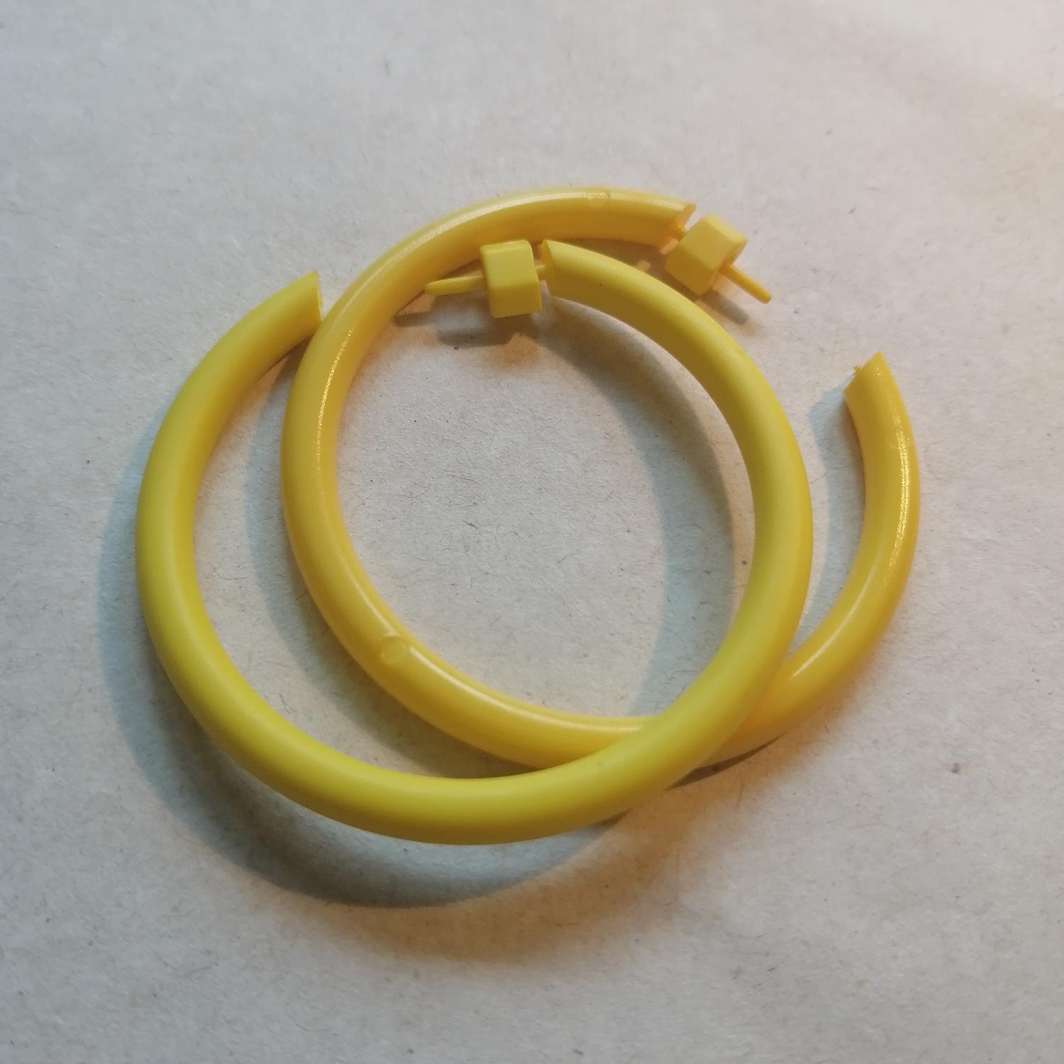 Vintage 80-tal creoler runda ringar för hål gula medelstora plast