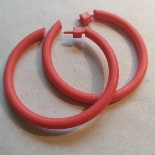 Vintage 80-tal creoler runda ringar för hål rosa-röda medelstora plast