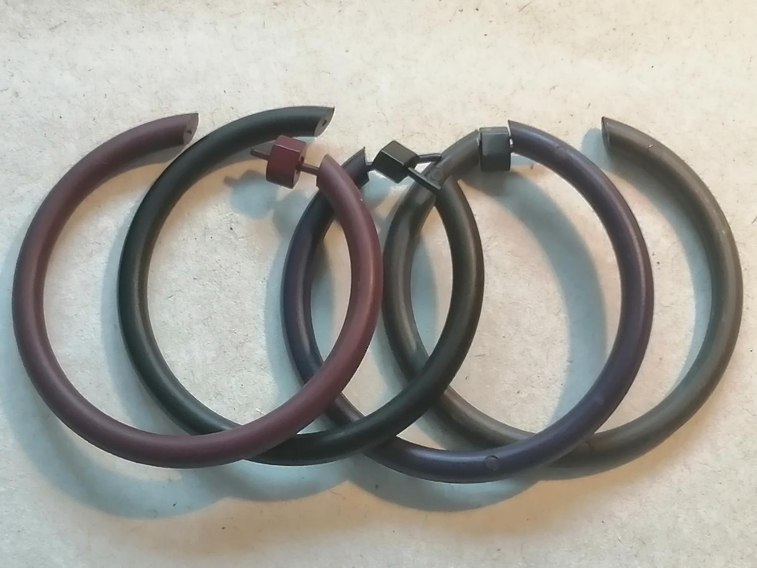 Vintage 80-tal creoler runda ringar för hål mörkbruna medelstora plast