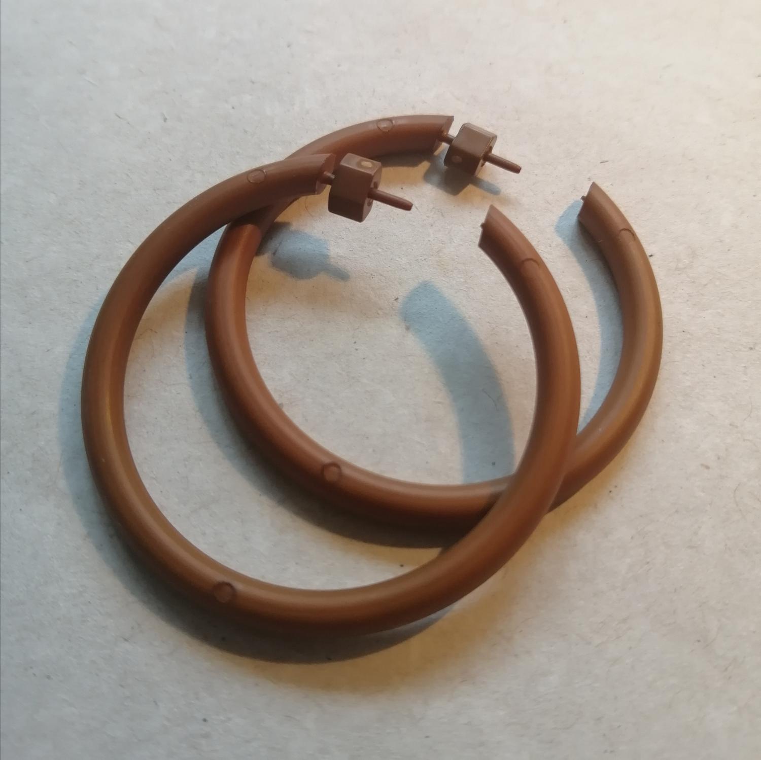 Vintage 80-tal creoler runda ringar för hål ljusbruna medelstora plast