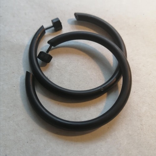 Vintage 80-tal creoler runda ringar för hål svarta medelstora plast