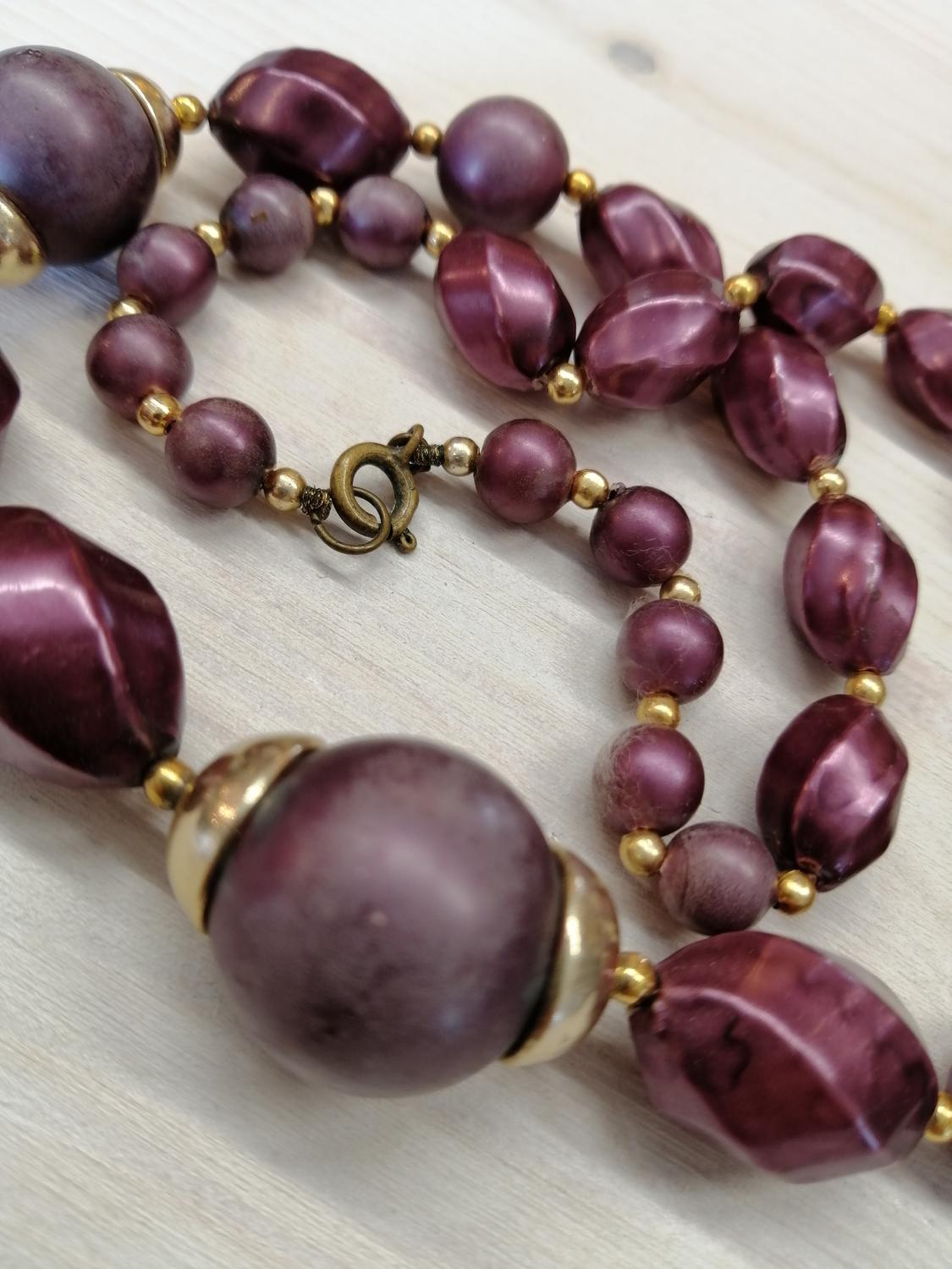 Vintage bijouteri halsband rosa-lila oregelb pärlor med guldf mellan