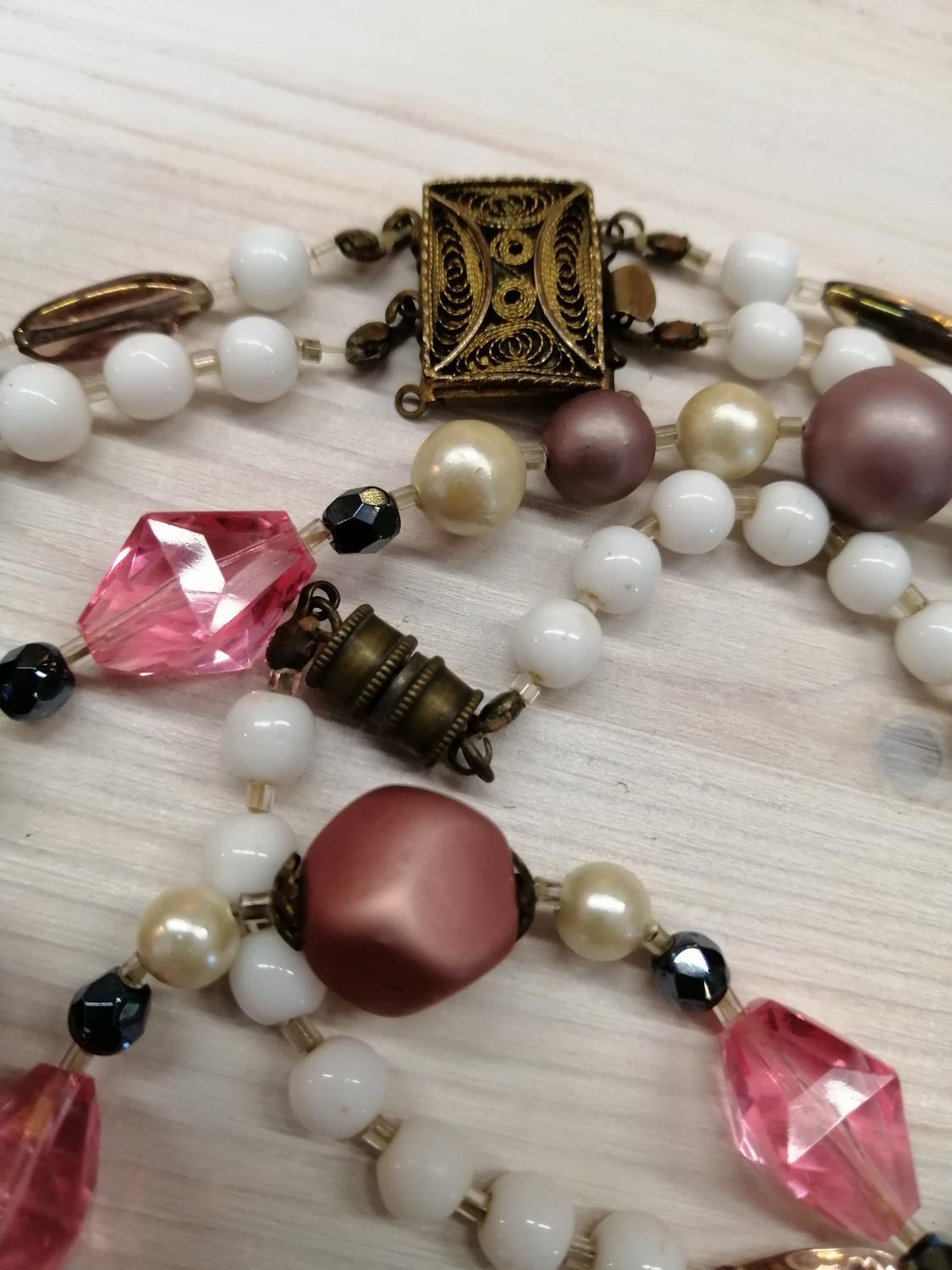 Vintage bijouteri halsband 2 st ena tvåradigt vita rosa lila pärlor