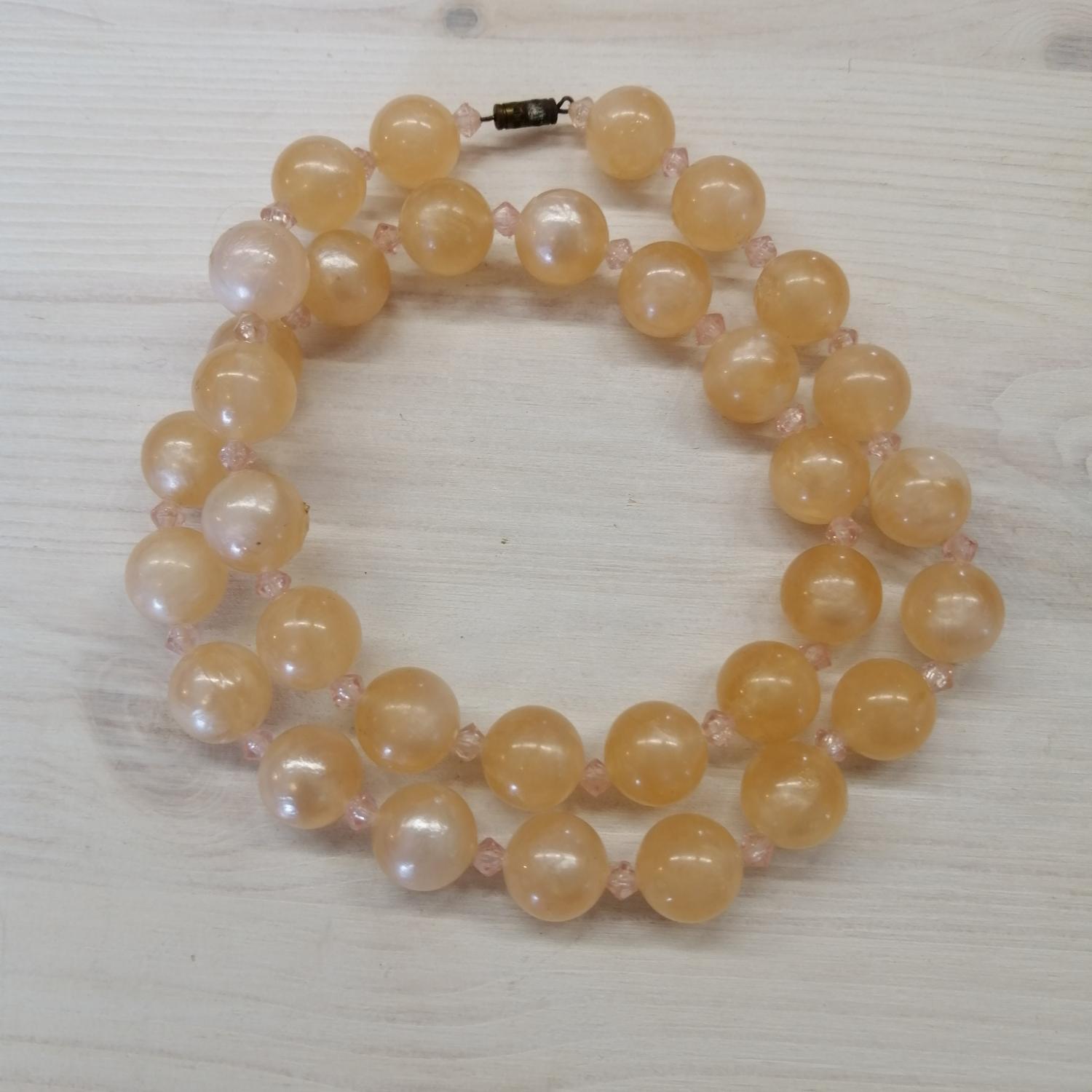 Vintage bijouteri halsband stora pärlor halgenomskinliga aprikosfärgade