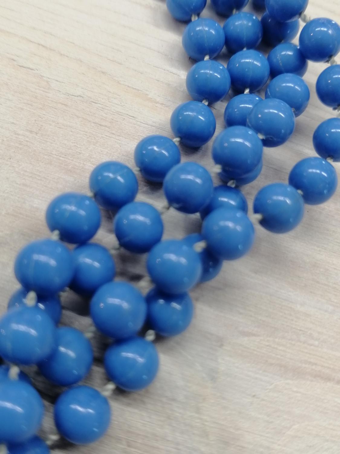 Vintage bijouteri halsband långt mellanblå små plastpärlor med knut mellan