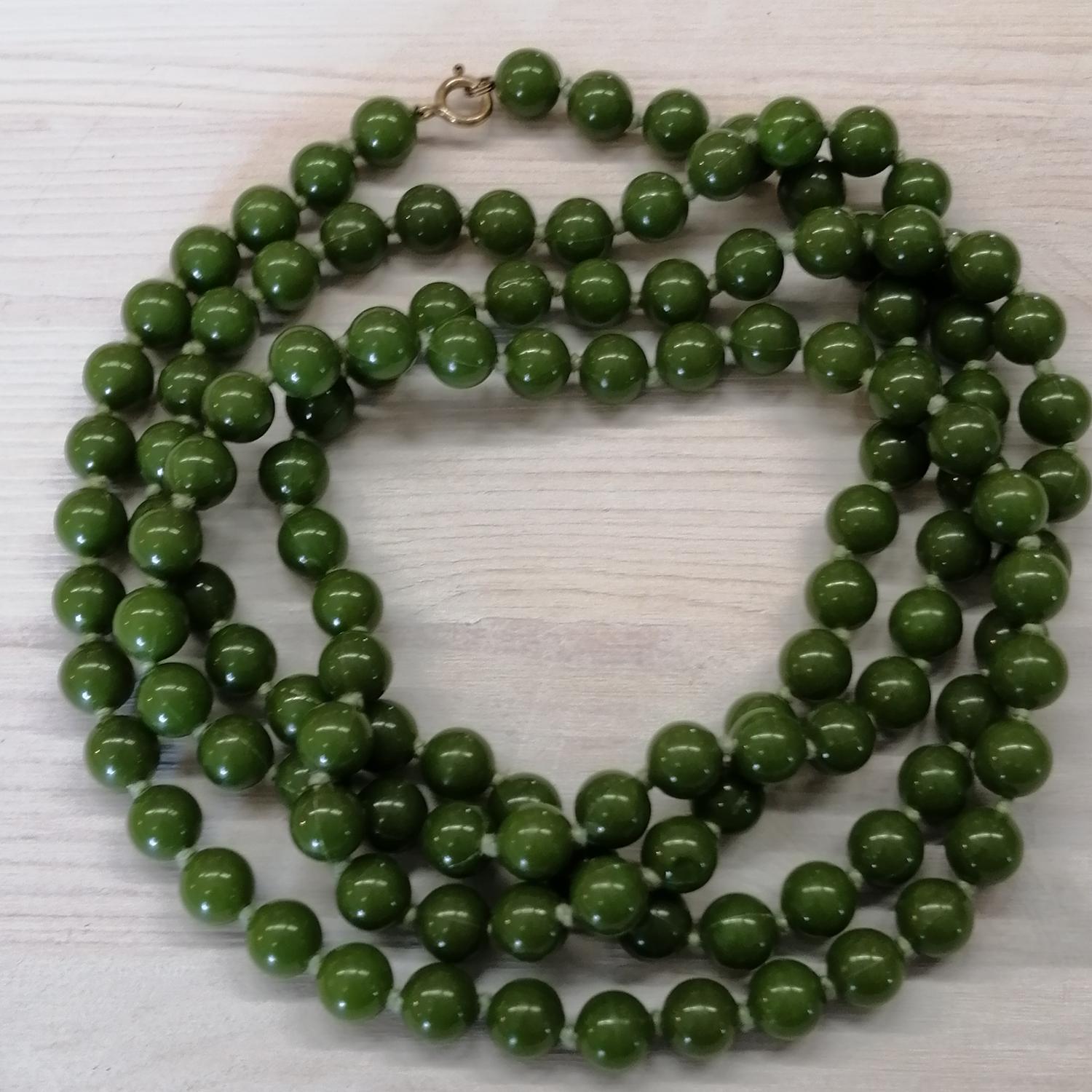 Vintage bijouteri halsband långt olivgrönt-grönt med stora plastpärlor