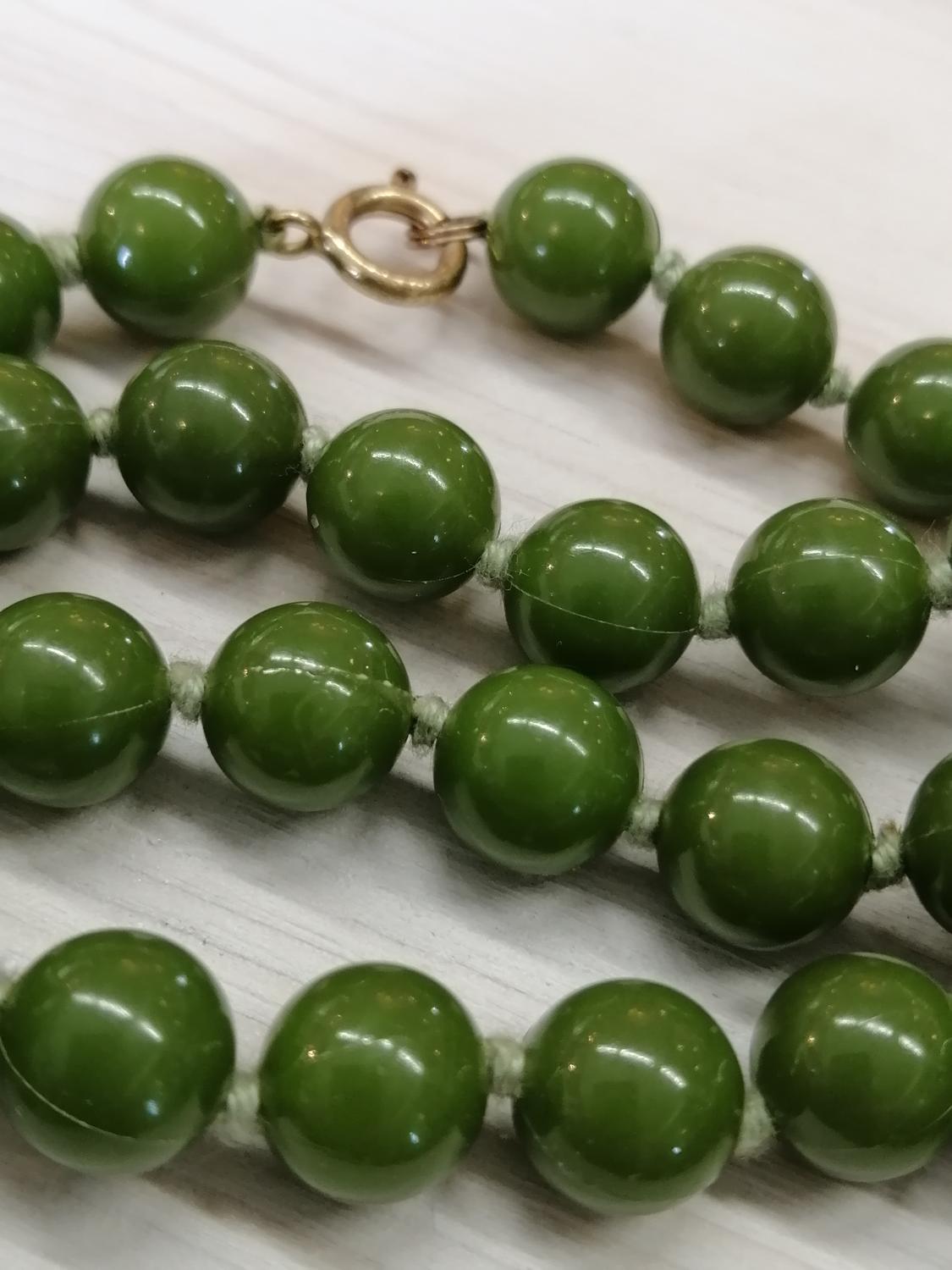 Vintage bijouteri halsband långt olivgrönt-grönt med stora plastpärlor
