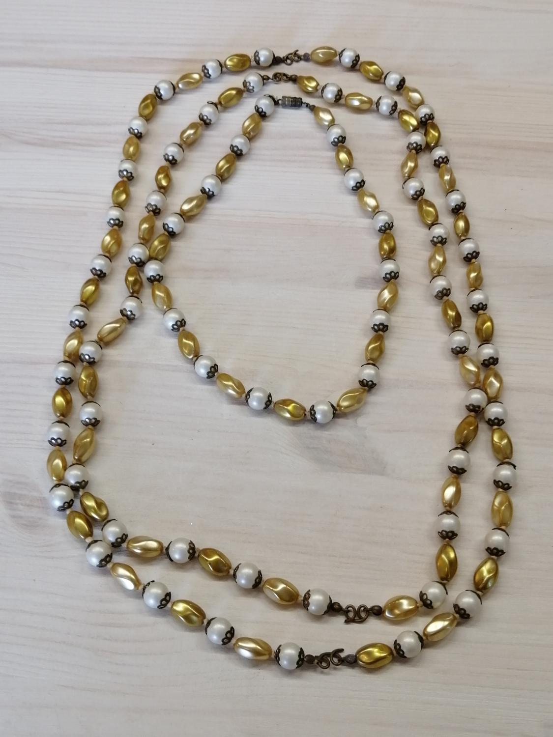 Vintage bijouteri halsband 3 st olika längd pärlor guldf vita metalldetaljer