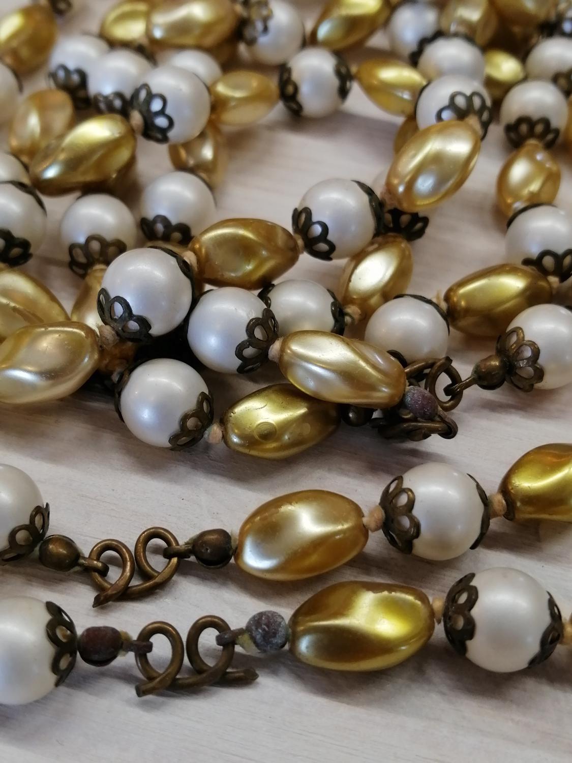 Vintage bijouteri halsband 3 st olika längd pärlor guldf vita metalldetaljer