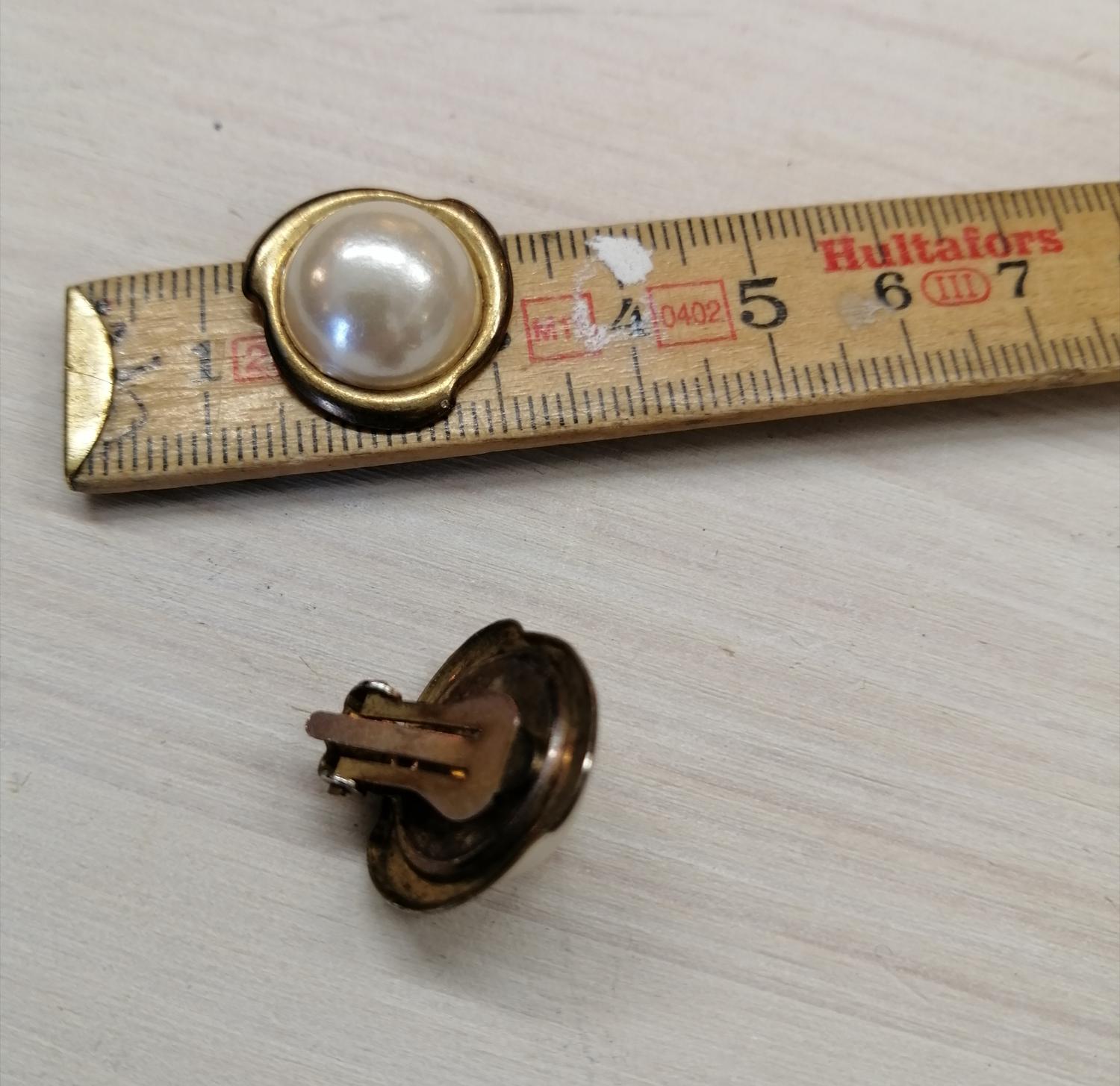 Vintage bijouteri örhängen clips rund med vit pärla oregelb guldf infattning