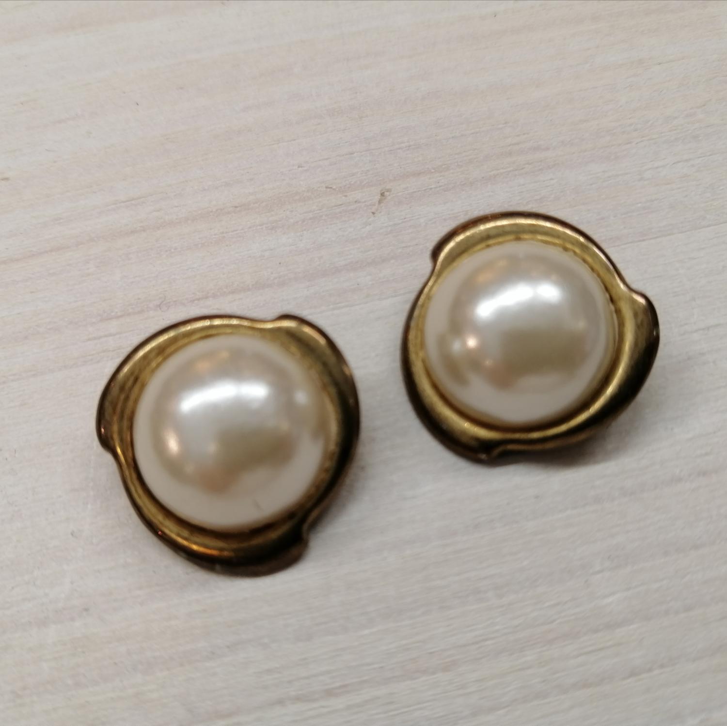Vintage bijouteri örhängen clips rund med vit pärla oregelb guldf infattning