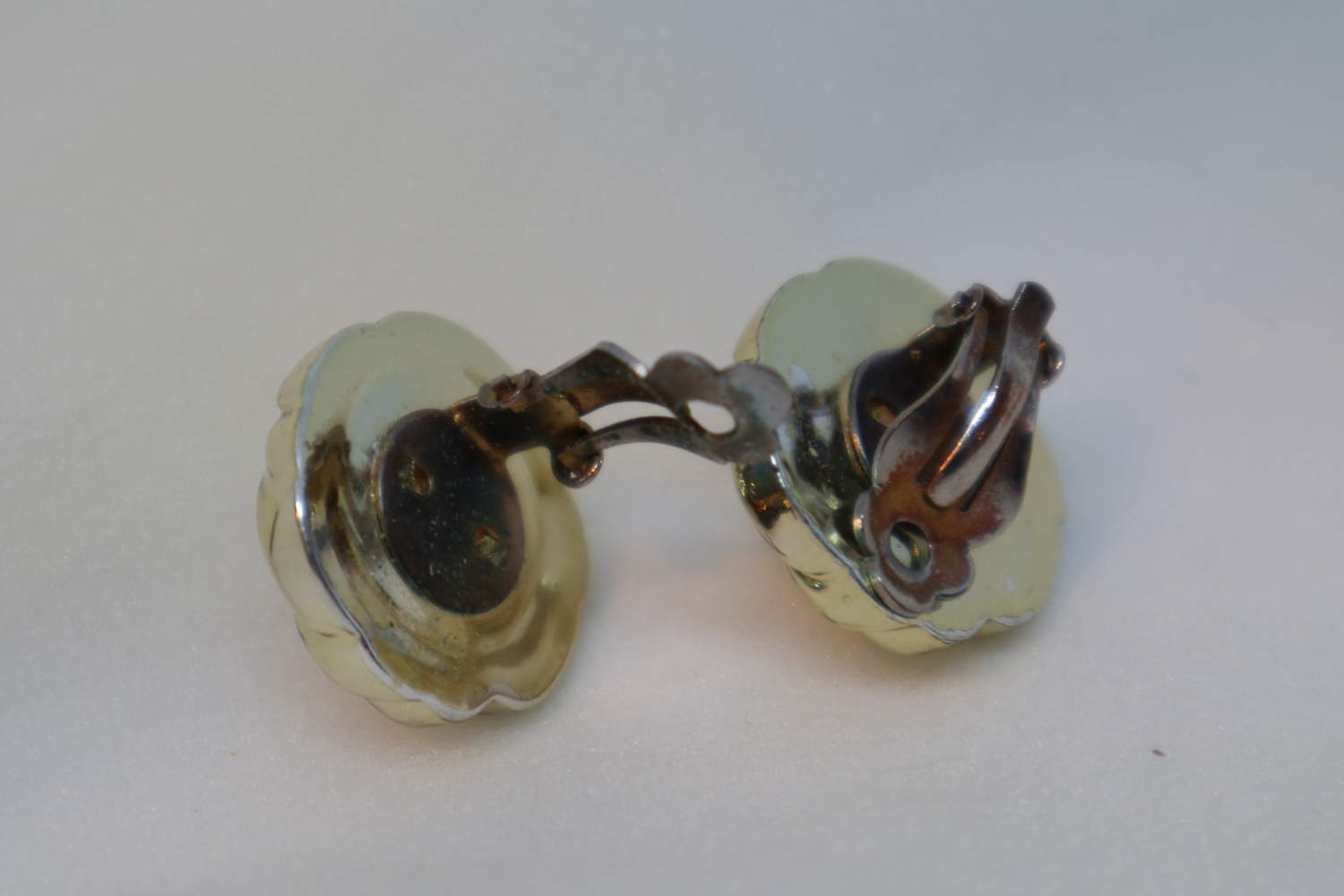 Vintage retro örhängen clips guldfärgad krans pärla i mitten metall 80-tal