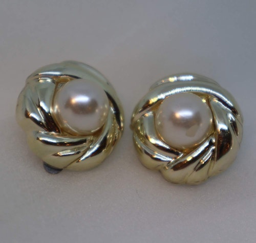 Vintage retro örhängen clips guldfärgad krans pärla i mitten metall 80-tal