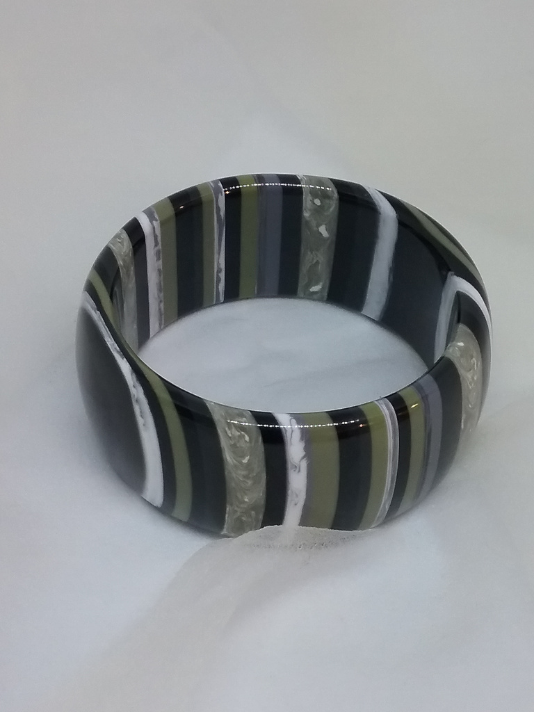 Retro armband plast brett randigt svart grå grön m.fl färger