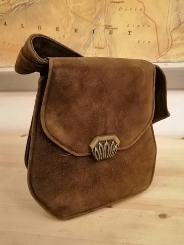Vintage handväska brun mocka mässingsfärgat spänne kort handtag 60-tal