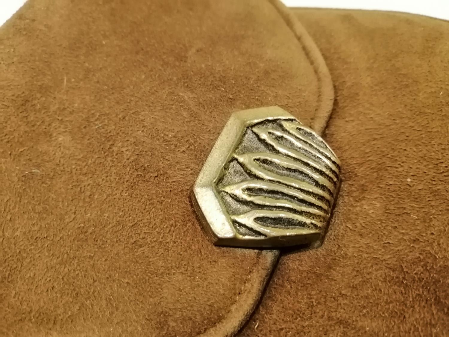 Vintage handväska brun mocka mässingsfärgat spänne kort handtag 60-tal