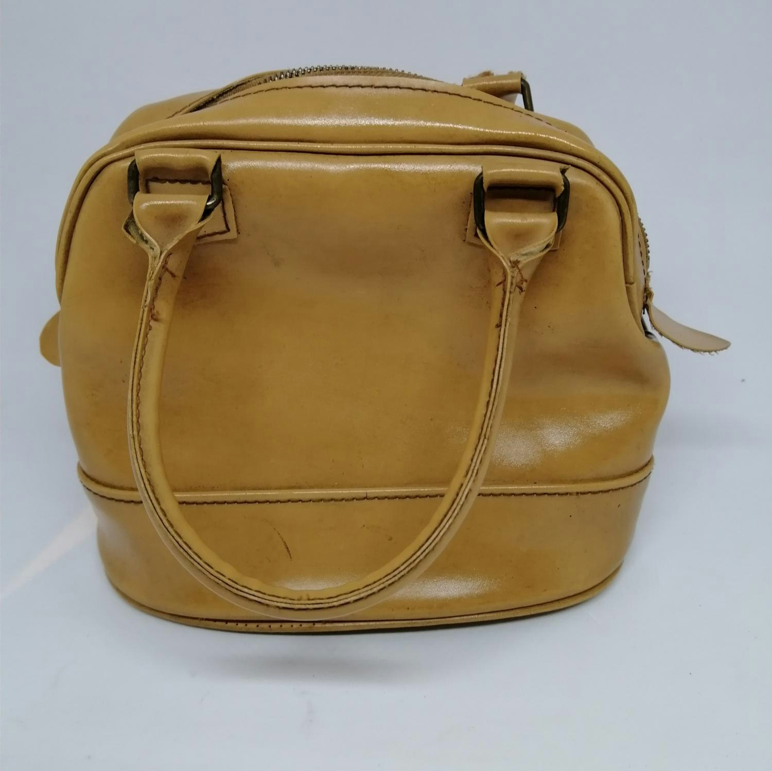 Vintage retro handväska väska liten läderfärgad väska syntet korta handtag  fack - Vintage Corner Österlen