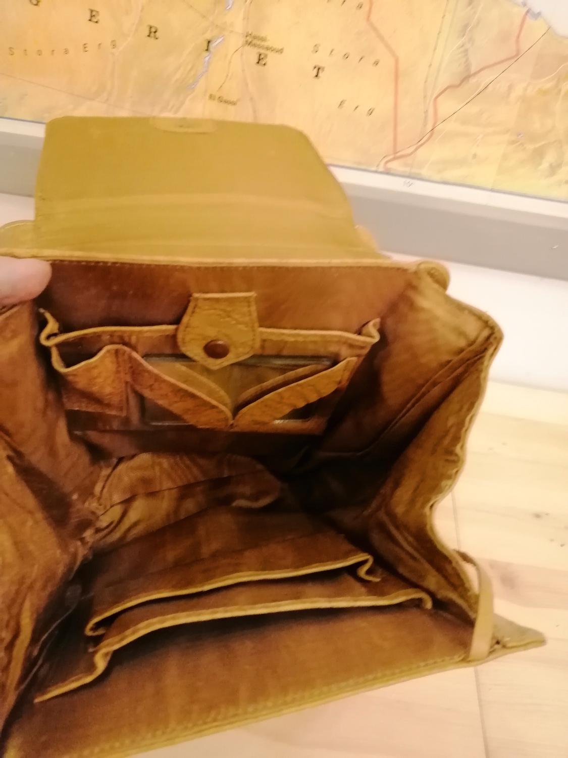 Vintage retro handväska väska ljusbeige läderimitation i syntet handtag fack avl