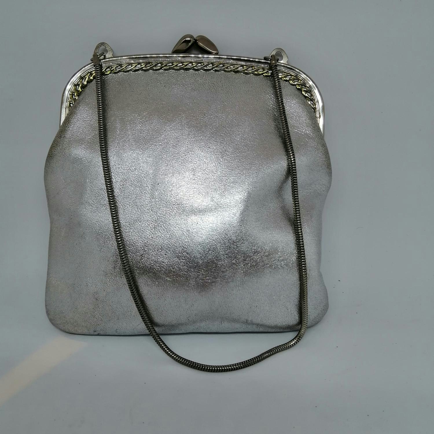 Vintage retro handväska väska liten silverfärgad med silverf kedja -  Vintage Corner Österlen
