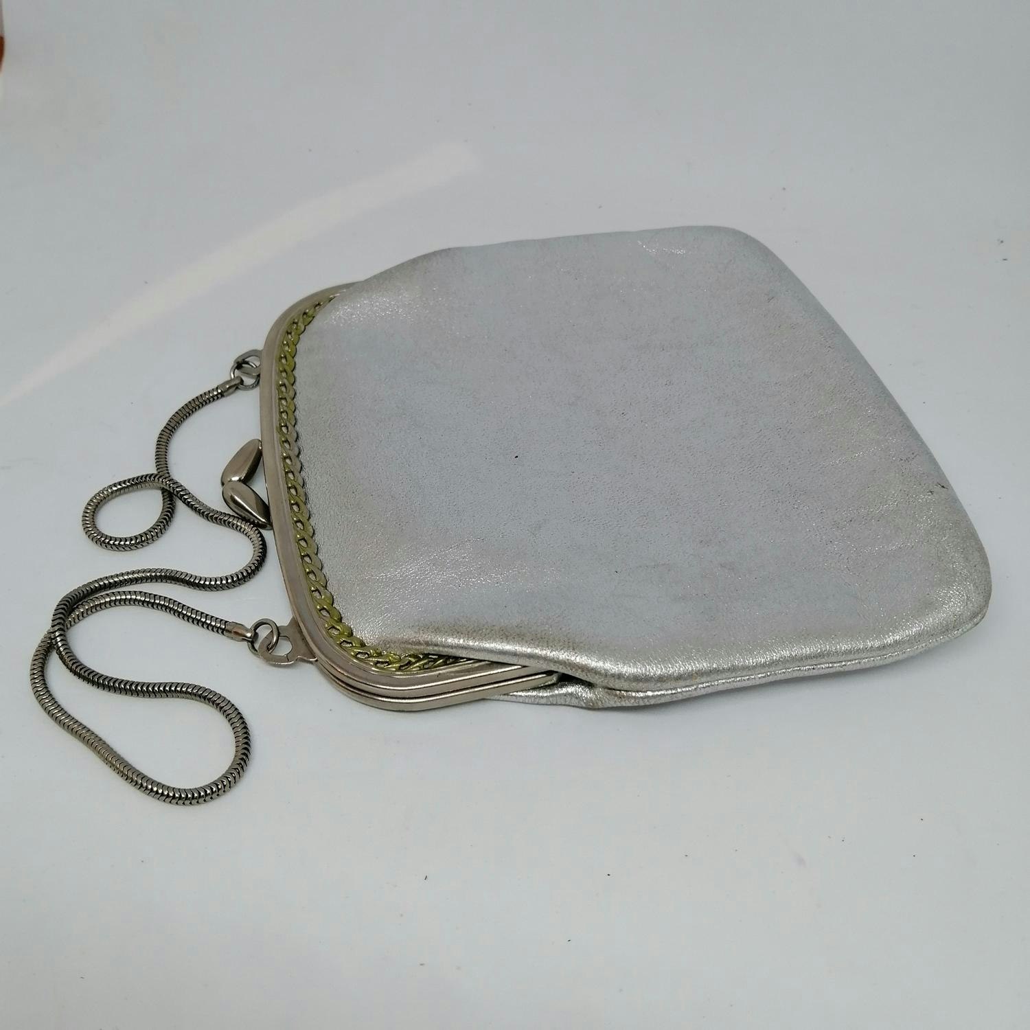 Vintage retro handväska väska liten silverfärgad med silverf kedja -  Vintage Corner Österlen
