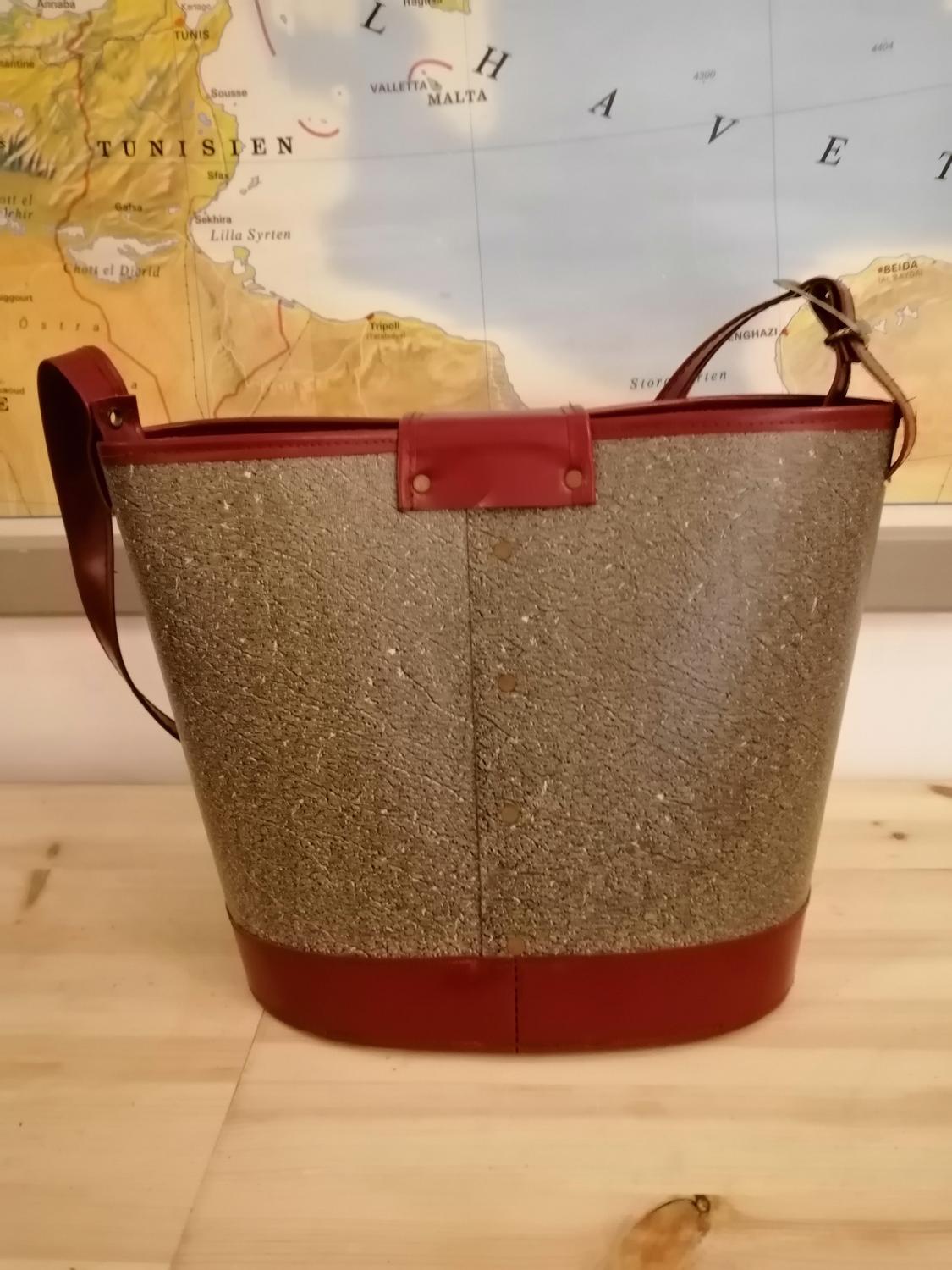 Vintage retro handväska väska röd och beigemönstrad papp syntet oval botten