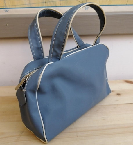 Vintage retro liten handväska ljusblå plast vita detaljer korta handtag