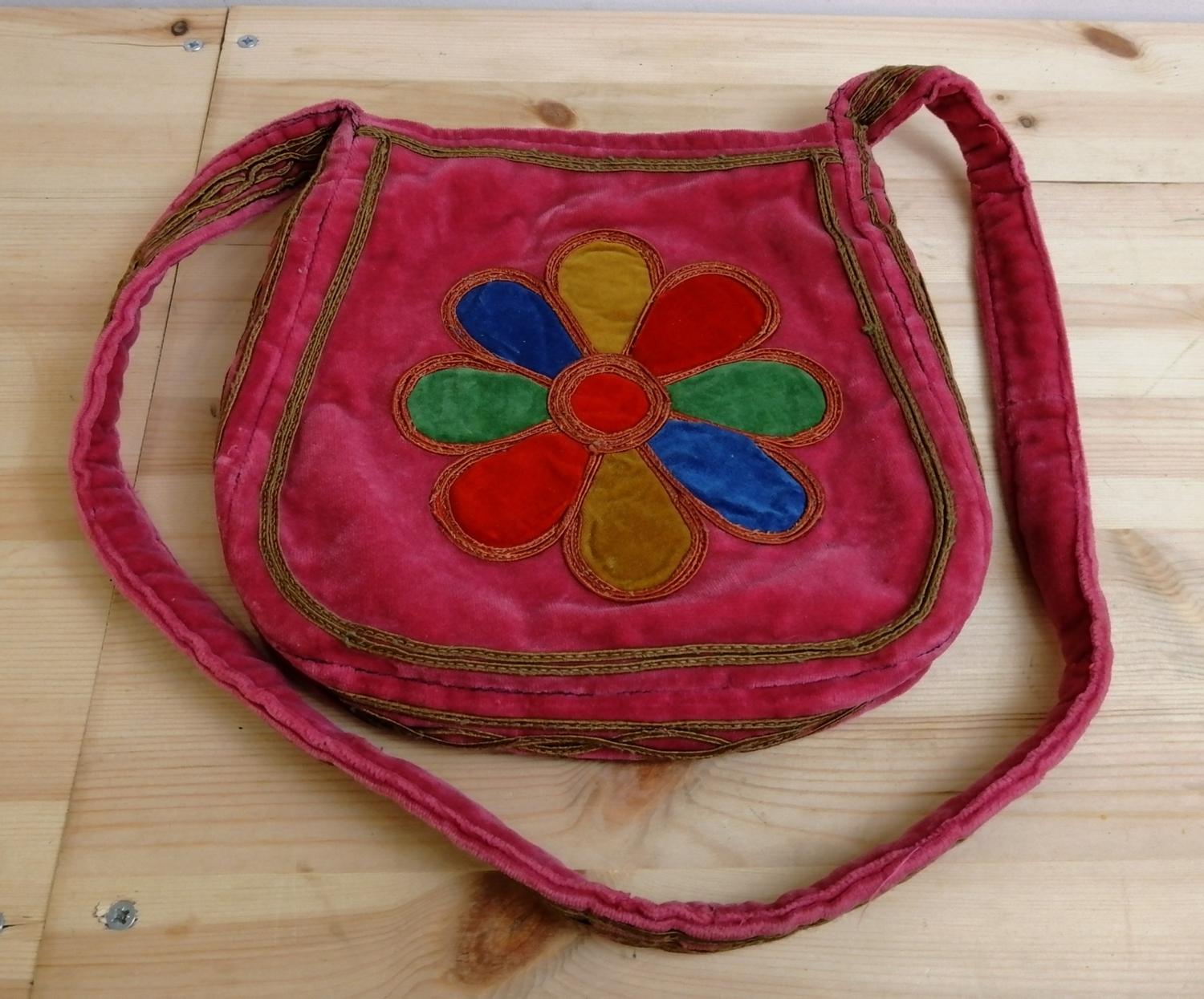 Vintage retro axelremsväska liten rosa sammet med applikationer fyrklöver