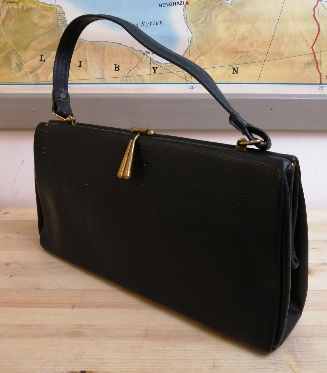 Vintage retro svart handväska med kort handtag många fack och mockaimit. inuti