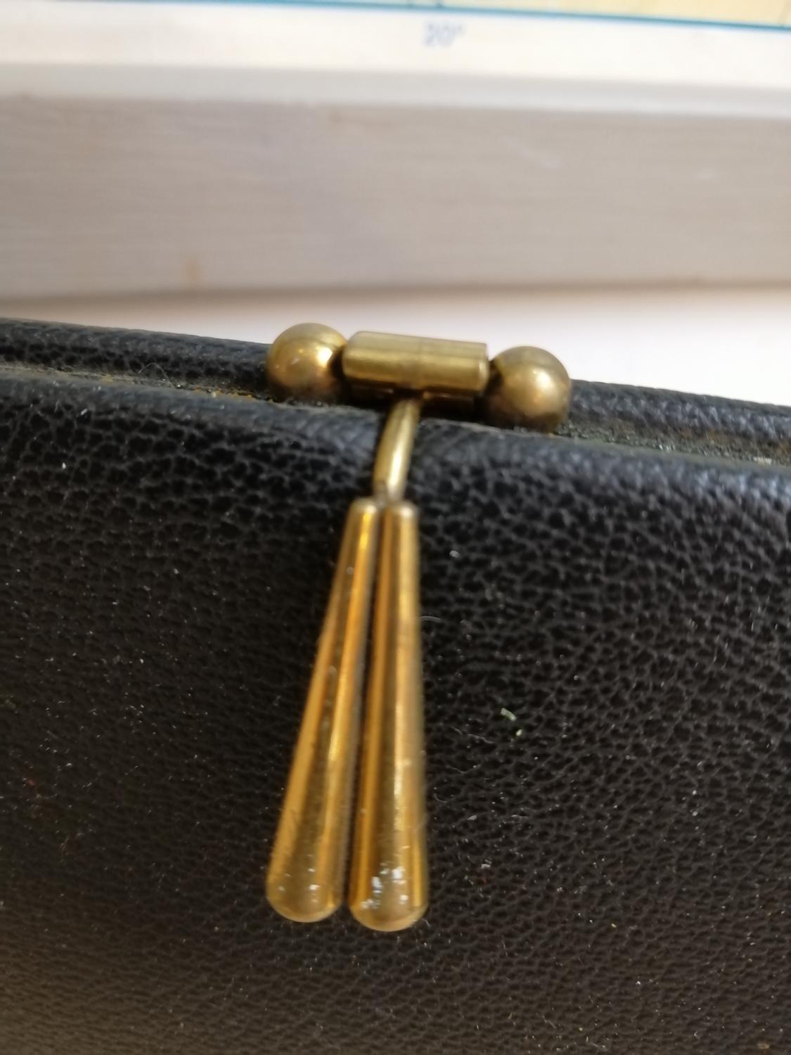 Vintage retro svart handväska med kort handtag många fack och mockaimit. inuti