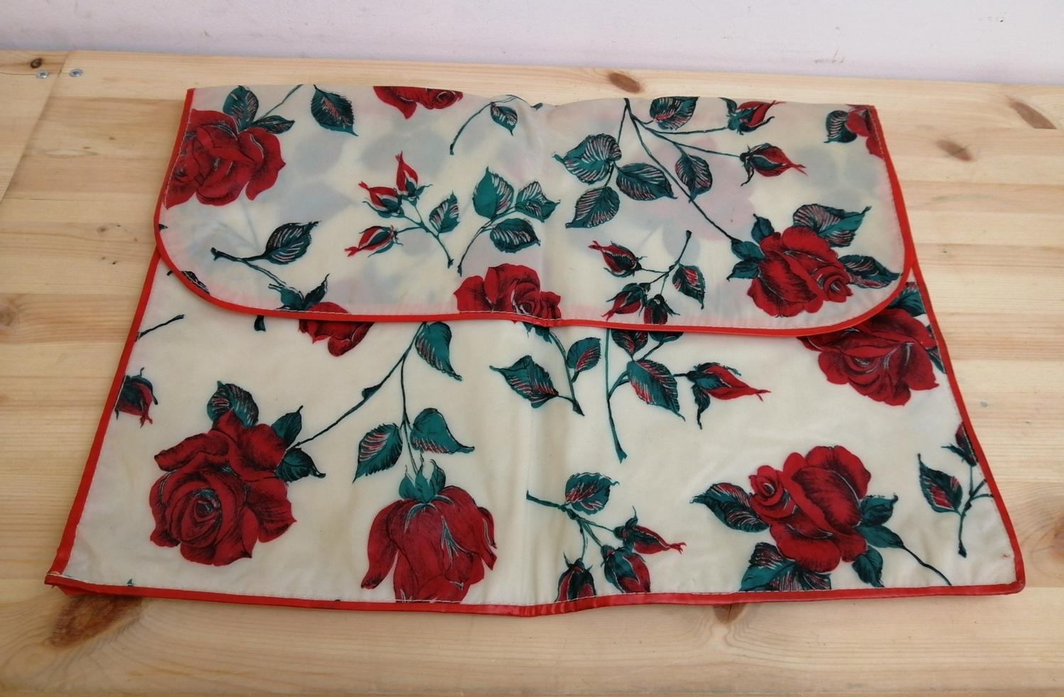 Vintage retro tvättpåse med flera fack och vackra röda rosor i äkta plast